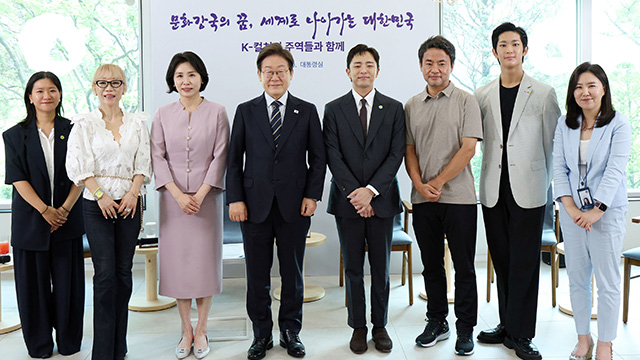 이 대통령 “문화는 일종의 투자…문화예술인 기본소득 도입 필요”