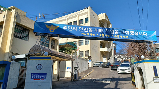 대통령실 앞 몸에 휘발유 끼얹은 남성 경범죄스티커…“현수막 없어진 줄 알고”