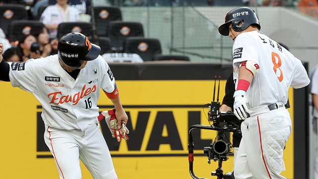 프로야구 선두 한화, NC 상대로 0-4로 끌려가다 8-4 역전승