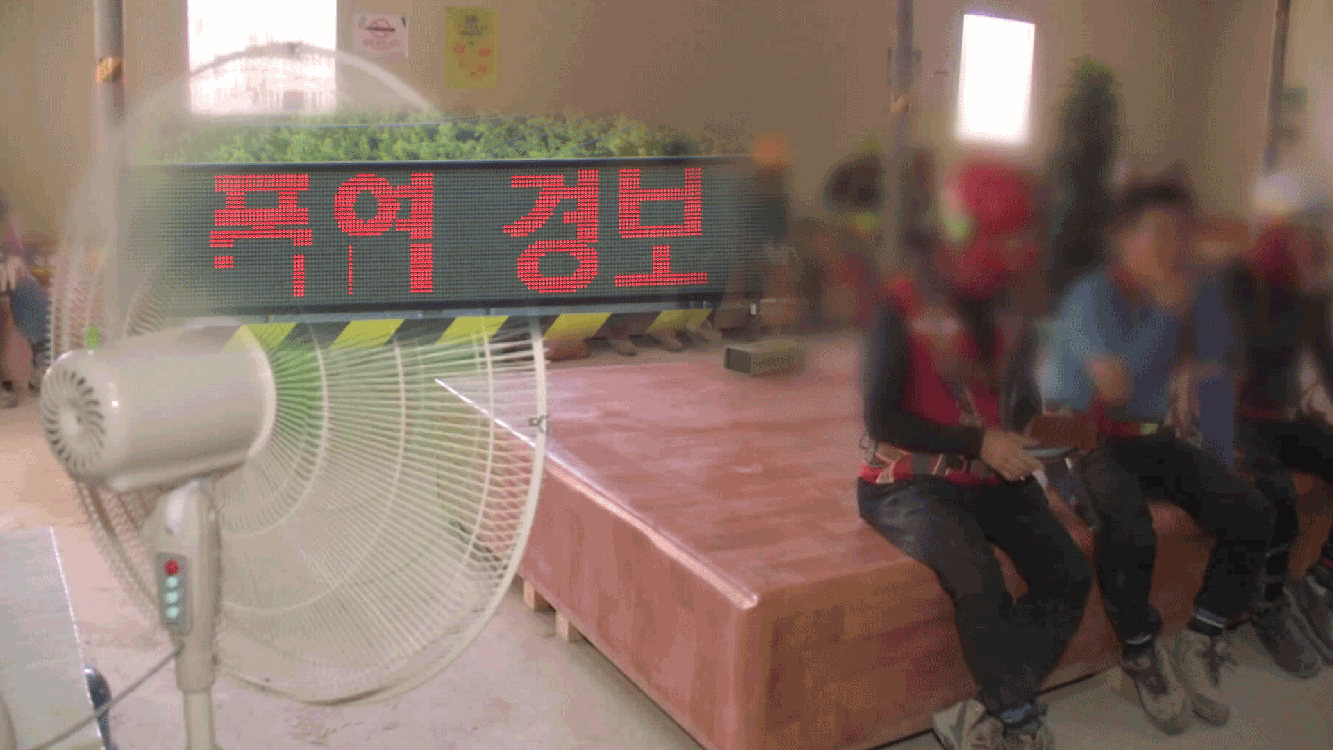 폭염에 쓰러지는 사람들…기후보험 서둘러야
