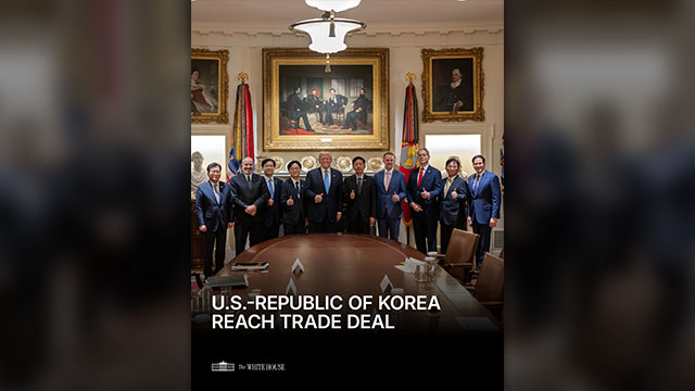 트럼프, 무역 합의 뒤 한국 협상단과 웃으며 ‘엄지척’ 사진
