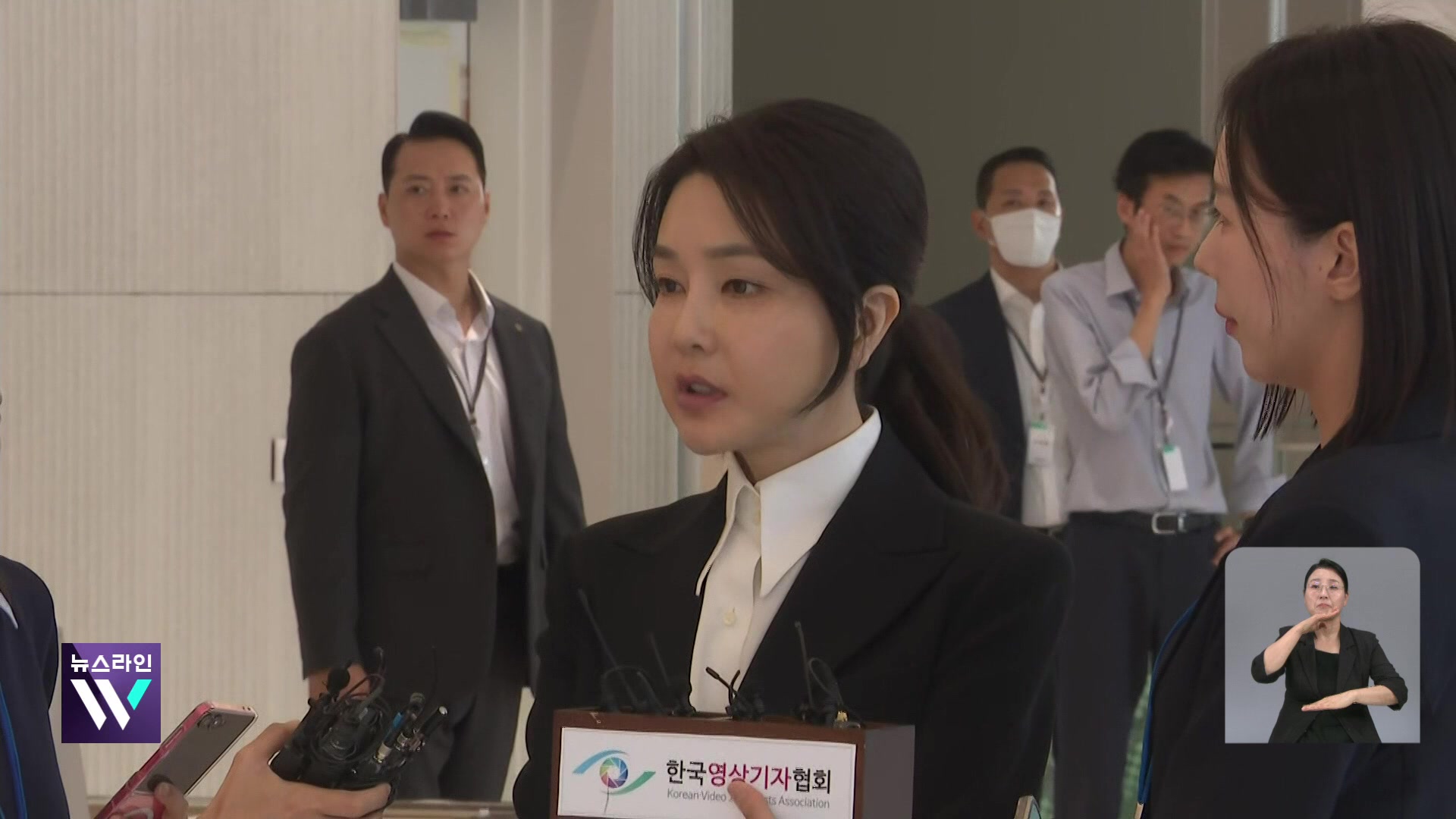 김건희 특검 첫 출석…“아무것도 아닌 사람이 심려끼쳐”