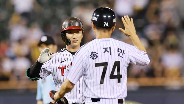 ‘신민재 3타점 2루타’ LG, 두산에 4-3 진땀승…선두 탈환