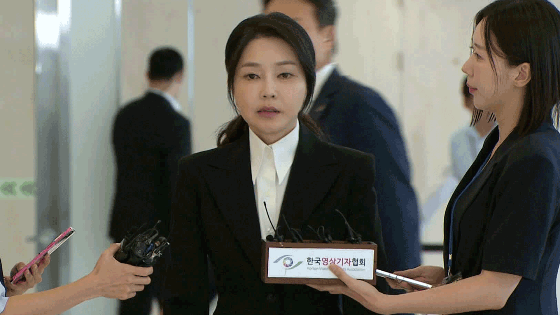 ‘증거인멸 우려’ 김건희 여사 구속…‘관저 공사’도 수사