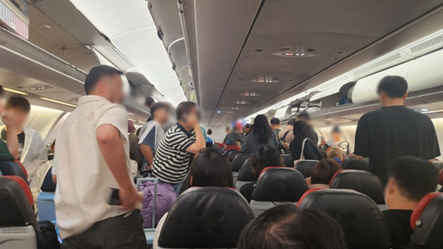 인천행 에어아시아 여객기, 안내 없이 김포공항 착륙…승객 불편