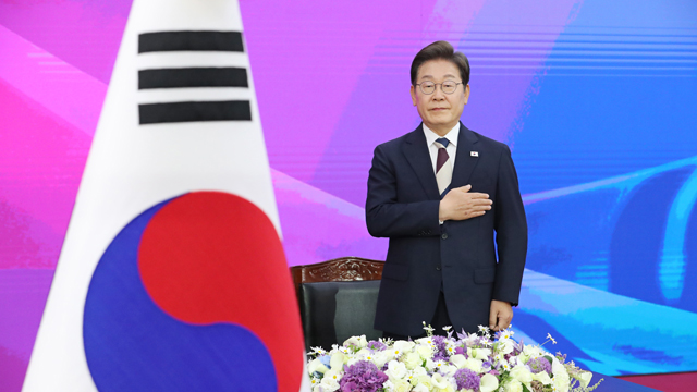 이 대통령 국정운영 ‘잘한다’ 63%…조국 사면은 ‘48 대 47’