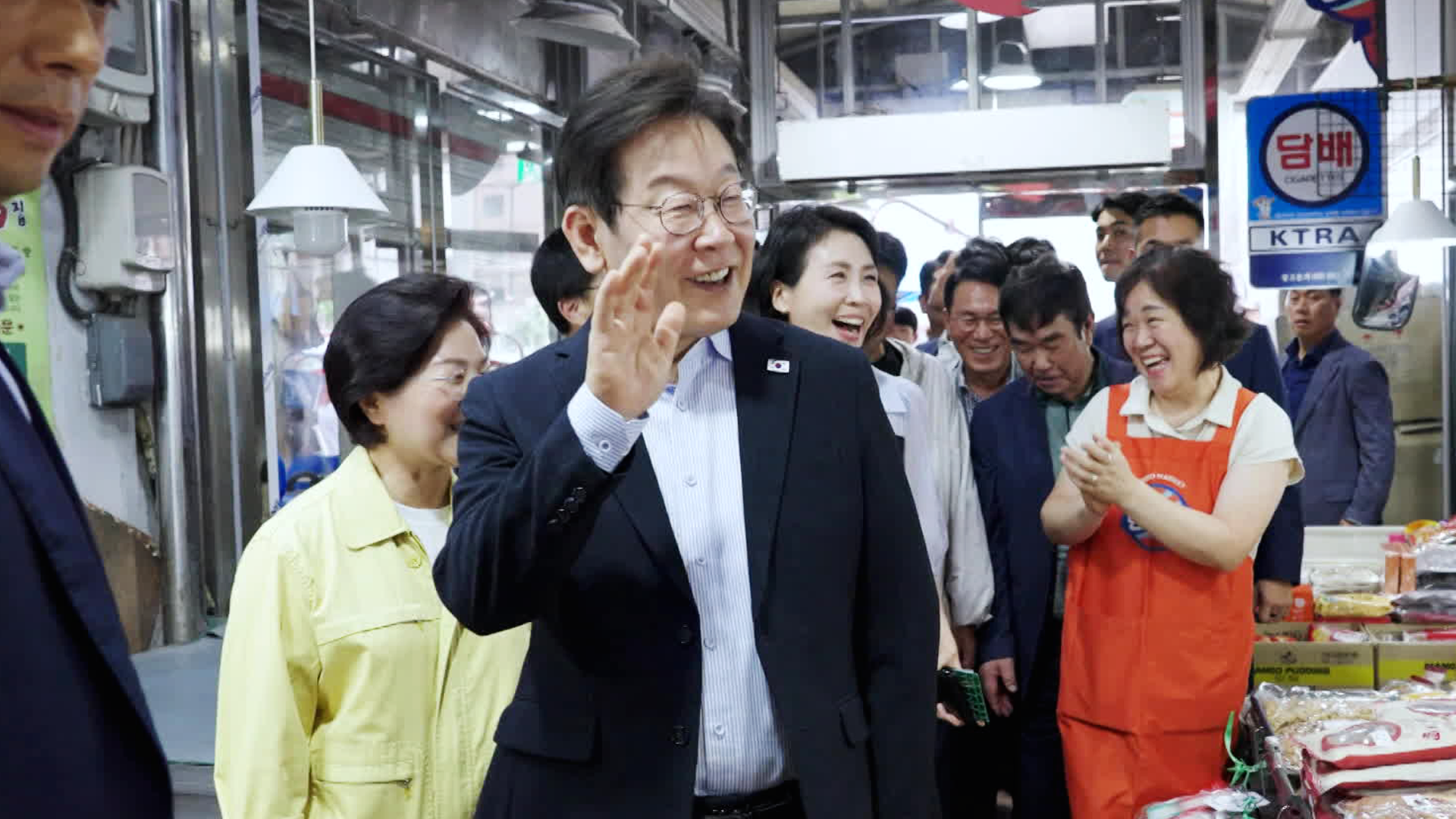 President’s surprise market visit