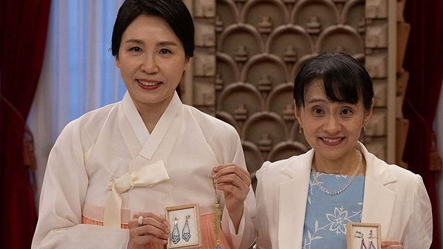 김혜경 여사, 일본 이시바 총리 부인과 ‘전통 매듭 만들기’ 체험