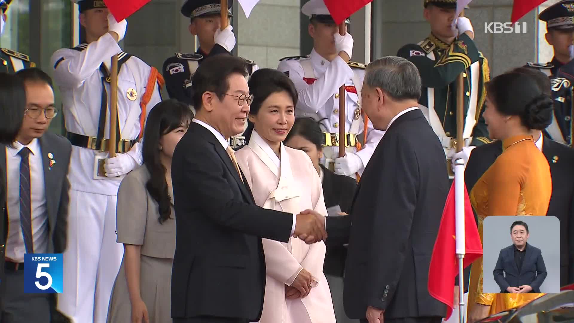 한-베트남 공동성명…“교역 1,500억 달러 달성…원전·신도시 개발 협력”