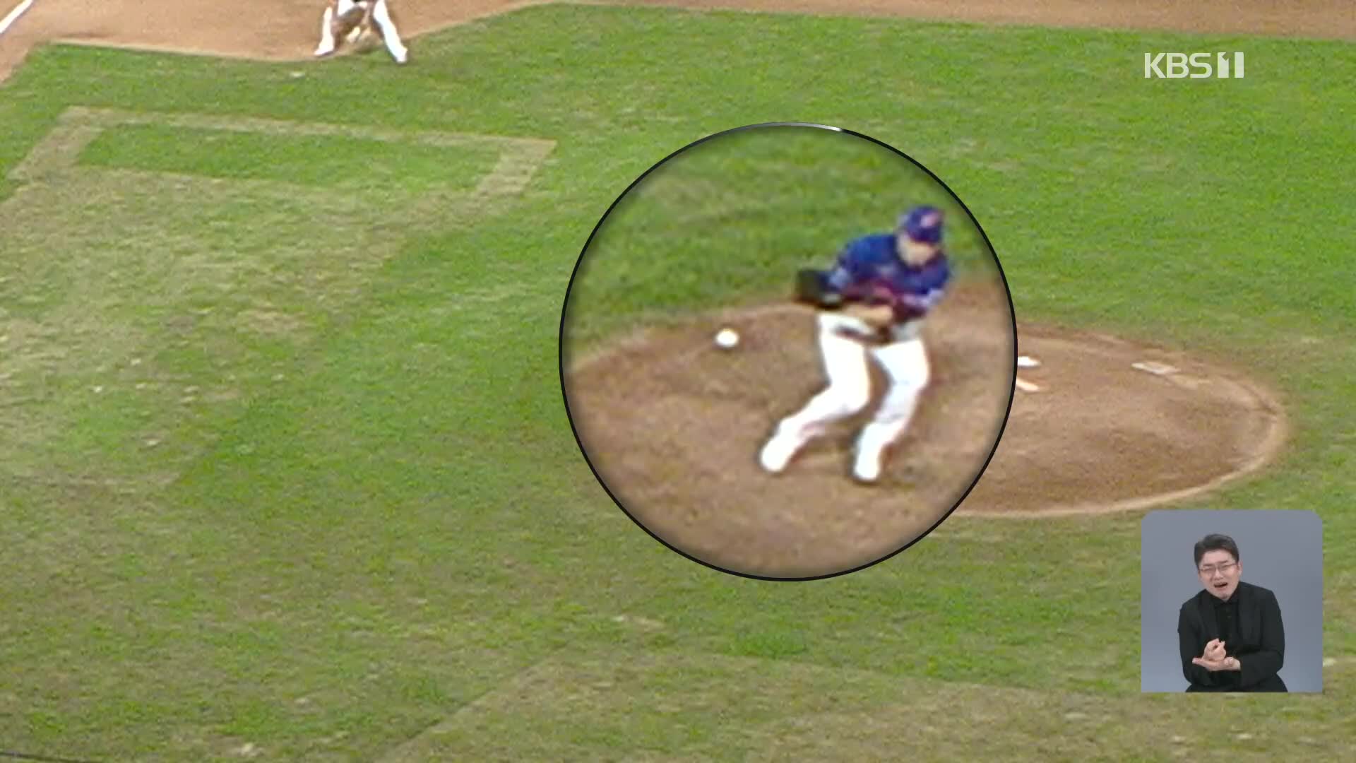 Hanwha pitcher hit by batted ball