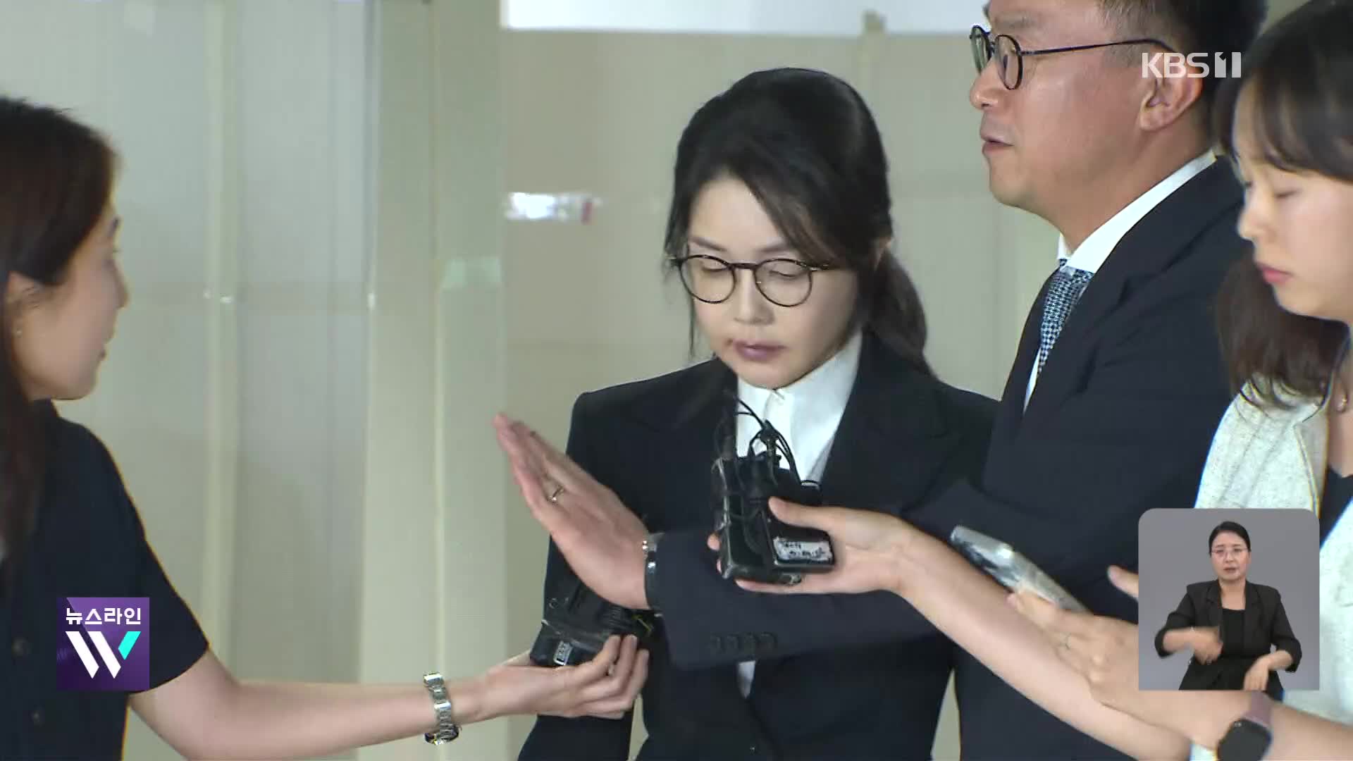 김건희 여사 오후 9시 귀가…“목걸이는 어머니 선물한 것”