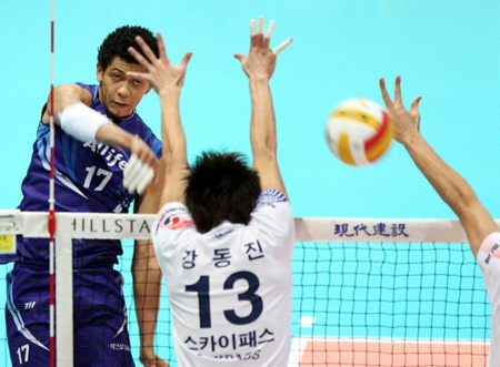  3일 인천도원체육관에서 열린 프로배구 경기에서 삼성화재 레안드로가 대한항공 블로킹벽 사이로 스파이크를 시도하고 있다.  [연합뉴스] 