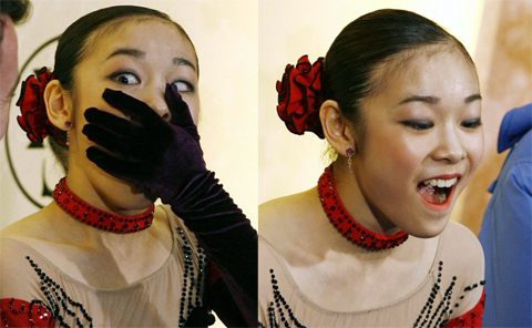 




‘피겨여왕’ 김연아가 23일 일본 도쿄 메트로폴리탄 체육관에서 벌어진 세계선수권 여자 피겨스케이팅 쇼트 프로그램에서 종합점수 71.95점으로 역대 세계 최고 기록을 경신하하며 1위에 올랐다. 

김연아 본인도 믿을 수 없다는 듯 깜짝 놀란 표정을 지은 후 기뻐하고 있다. 

한편, 라이벌 아사다 마오는 61.31점으로 김연아와 10점 이상 차이가 났다. 