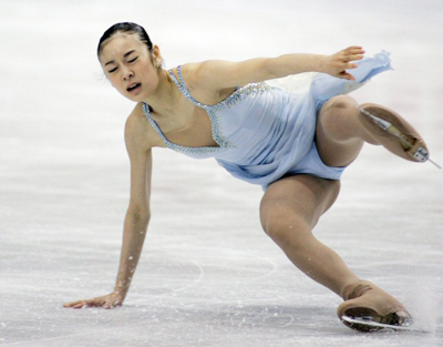 김연아가 여자싱글 프리스케이팅에서 연기 도중 넘어지고 있다. 