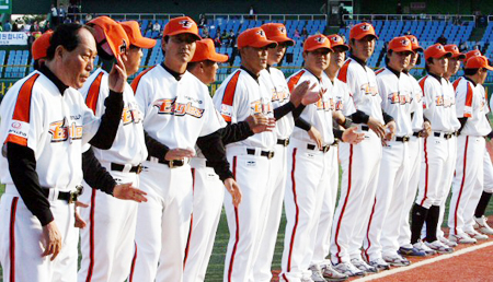 6일 대전 한밭야구장에서 열린 2007 프로야구 SK와 한화의 경기에서 한화 김인식 감독이 관중석을 향해 인사하고 있다 
