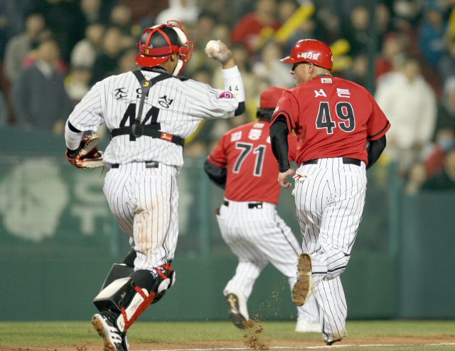 6일 저녁 서울 잠실야구장에서 열린 2007 프로야구 개막경기 LG와 기아의 경기 6회초 2사 2,3루 기회에서 기아의 3루주자 서튼이 홍세완의 내야 땅볼에 홈을 훔치려다 LG 내야진의 협살에 걸려 아웃되고 있다. 