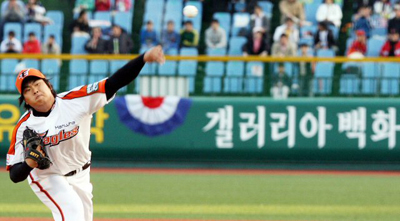 6일 대전 한밭야구장에서 열린 2007 프로야구 SK와 한화의 개막경기에서 한화 선발투수 류현진이 힘차게 공을 던지고 있다. 
