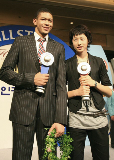 6일 오후 잠실롯데호텔에서 열린 2007 배구 V리그 시상식에서 남녀부문 MVP로 선정된 레안드로와 김연경이 포즈를 취하고 있다. 