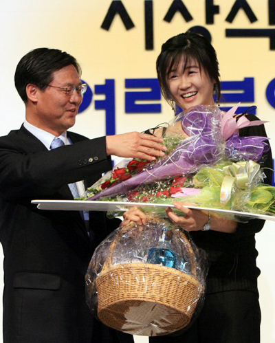 6일 오후 잠실롯데호텔에서 열린 2007 배구 V리그 시상식에서 베스트 스마일상을 받은 김민지가 기뻐하고 있다. 