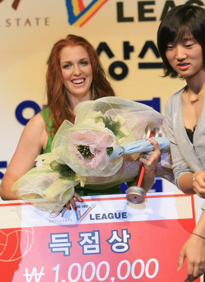 2007 배구 V리그 시상식 득점상 레이첼 (서울=연합뉴스) 성연재기자 = 6일 오후 잠실롯데호텔에서 열린 2007 배구 V리그 시상식에서 도로공사의 레이첼이 여자 득점상을 받고 있다. 