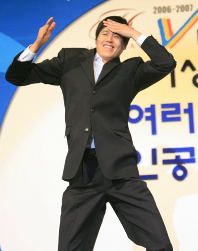6일 오후 잠실롯데호텔에서 열린 2007 배구 V리그 시상식에서 베스트 세리머니상을 받은 방신봉이 마빡이 세리머니를 선보이고 있다. 
