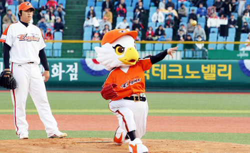  6일 대전 한밭야구장에서 열린 2007 프로야구 SK와 한화의 경기에 앞서 한화의 새로운 마스코트가 시구하고 있다. 