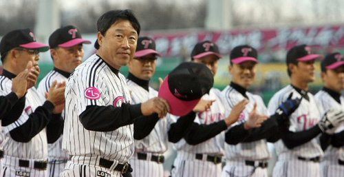  6일 저녁 서울 잠실야구장에서 열린 2007 프로야구 개막경기 LG와 기아의 경기에 앞서 열린 식전행사에서 LG 트윈스 유니폼으로 갈아입은 김재박 감독이 관중에게 인사하고 있다. 
