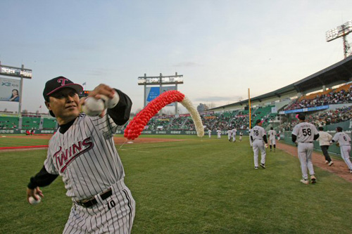  (서울=연합뉴스) 황광모 기자= 6일 저녁 서울 잠실야구장에서 열린 2007 프로야구 개막경기 LG와 기아의 경기에 앞서 열린 식전행사에서 LG 트윈스 유니폼으로 갈아입은 김재박 감독이 관중에게 사인볼을 던지고 있다. 