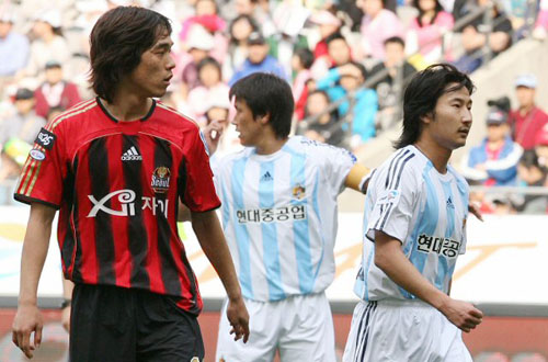 15일 서울 상암월드컵경기장에서 열린 프로축구 서울 FC대 울산 현대의 대결이 0-0 무승부로 끝이 났다. 3만여 관중의 뜨거운 열기 속에 서울 박주영(왼쪽)이 울산 이천수를 바라보고 있다. 