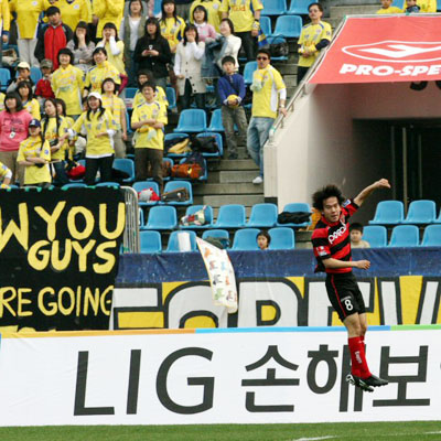 15일 성남탄천종합운동장에서 벌어진 프로축구 포항 스틸러스와 성남 일화의 경기에서 포항 황진성이 전반 첫 골을 넣고 환호하는 모습을 성남 팬들이 지켜보고 있다. 