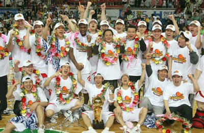 1일 울산 동천체육관에서 열린 2006-2007 현대모비스 프로농구 챔피언결정전 7차전 울산 모비스와 부산 KTF의 경기에서 KTF를 82-68로 꺾고 우승을 차지한 모비스 선수들이 환호하고 있다. 