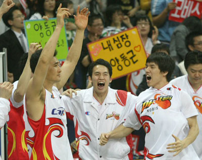 1일 울산동천체육관에서 열린 프로농구 2006-2007시즌 챔피언결정전에서 울산 모비스 선수들이 우승을 확정짓자 환호하고 있다. 