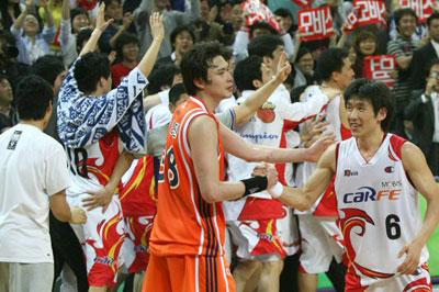 프로농구 2006-2007시즌 통합우승을 차지한 울산 모비스의 양동근(오른쪽)이 경기가 끝난 뒤 부산 KTF 송영진을 위로하고 있다. 