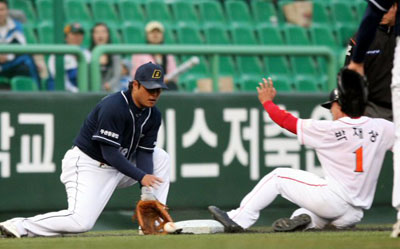 2일 인천 문학구장에서 열린 프로야구 두산 대 SK 경기. 1회말 1사 1루에서 SK 박재상이 1루 견제구가 뒤로 빠진 틈을 타 3루까지 진루하고 있다.
 
