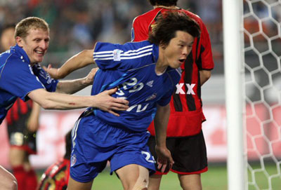 2일 수원월드컵경기장에서 열린 삼성하우젠 K-리그 7라운드 수원삼성과 FC서울의 경기에서 첫골을 넣은 곽희주가 환호하고 있다. 