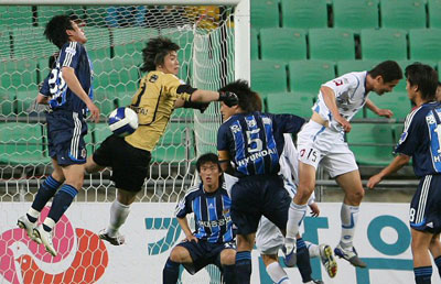 울산문수축구경기장에서 열린 프로축구 삼성하우젠컵 울산 현대와 대구 FC의 경기에서 대구 김현수(오른쪽 흰색 유니폼)와 울산 현대 유경렬, 김영광 골키퍼 등이 접전을 벌이고 있다.
 