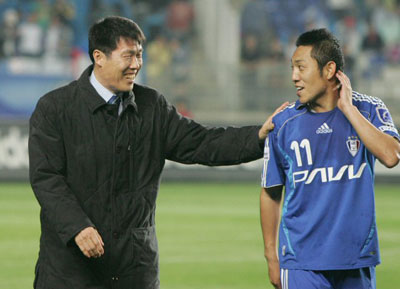 2일 수원월드컵경기장에서 열린 삼성하우젠 K-리그 7라운드 수원삼성과 FC서울의 경기에서 3대1로 승리를 이끈 차범근 감독이 이날 경기 MVP 김대의와 밝은 표정으로 얘기하고 있다.
 