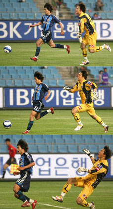  울산문수축구경기장에서 열린 프로축구 삼성하우젠컵 울산 현대와 대구 FC의 경기. 대구 문전에서 울산 현대 이상호(왼쪽)가 대구 FC GK 백민철에 앞서 공을 대구 골대쪽으로 몰아가자 백민철이 젖먹던 힘을 다해 뒤따르고 있다. 이상호는 이 골을 성공시켜 결승골의 주인공이 됐다. 
