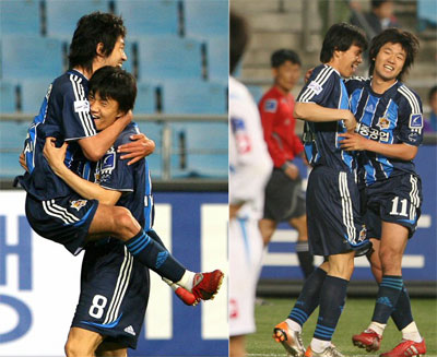 울산문수축구경기장에서 열린 프로축구 삼성하우젠컵 울산 현대와 대구 FC의 경기. 울산 현대 이상호(왼쪽)가 골을 넣은 뒤 정경호와 포옹하고 있다.
 
