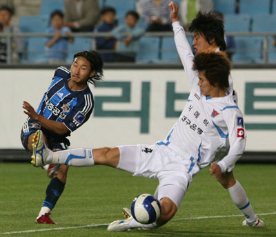울산문수축구경기장에서 열린 프로축구 삼성하우젠컵 울산 현대와 대구 FC의 경기에서 울산 현대 이천수(왼쪽)가 슈팅을 날리고 있다.
 