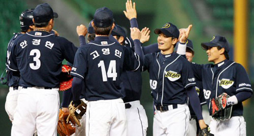 3일 오후 인천 문학경기장에서 열린 SK-두산 경기에서 두산 선수들이 2대 1로 승리한 뒤 마운드에 모여 기쁨을 나누고 있다. 

두산은 최준석의 역전 2점 홈런에 힘입어 2-1 뒤집기승을 연출, 전날의 1점 차 패배를 설욕했다.

두산은 지긋지긋한 SK전 5연패 사슬을 끊었지만 SK는 연승 행진을 3경기로 마감했다.

이날 경기는 2시간19분 만에 마쳐 올 시즌 최단시간 기록을 세웠다. 