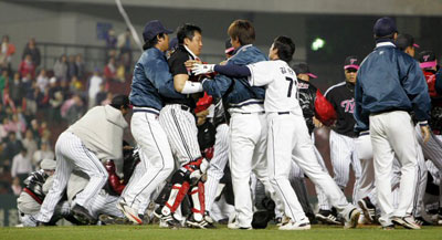 4일 저녁 서울 잠실경기장에서 열린 2007 프로야구 두산과 LG의 경기 5회말 1사 주자 1루 상황에서 타석에 들어선 두산 안경현이 LG 선발투수 봉중근의 공이 머리옆으로 날아오자 양팀선수들이 난투극을 벌이고 있다. 
 