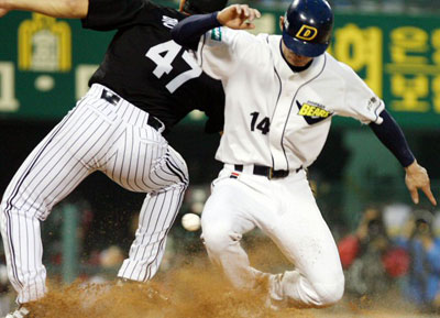 4일 저녁 서울 잠실경기장에서 열린 2007 프로야구 두산과 LG의 경기 3회말 1사 주자 3루 상황에서 두산 민병현 타석때 LG 선발투수 봉중근의 폭투로 3루주자 고영민이 홈으로 들어오고 있다. 
 