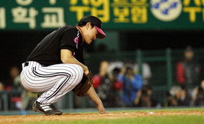 4일 저녁 서울 잠실경기장에서 열린 2007 프로야구 두산과 LG의 경기 3회말 1사 주자 3루 상황에서 두산 민병현 타석때 LG 선발투수 봉중근이 폭투에 이은 수비실책으로 3루주자 고영민이 홈으로 들어오자 아쉬워 하고 있다.
 