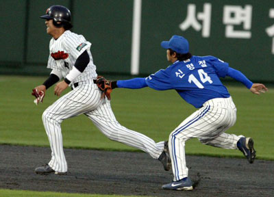 4일 오후 부산 사직야구장에서 열린 프로야구 롯데-삼성 경기에서 롯데 강민호가 2회말 공격 때 이승화의 땅볼 타구에 런다운에 걸려 삼성 신명철에 아웃되고 있다.
 