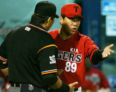   9일 오후 대전 한밭야구장에서 열린 2007 프로야구 한화와 KIA의 경기 6회초 1사 1,2 루 KIA 조경환의 스윙이 아웃 판정을 받자 서정환 감독이 심판에게 항의하고 있다. 