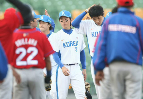  3일 오후 타이완 타이중 인터컨티넨탈 구장에서 열린 2008 베이징올림픽 야구 아시아 예선, 한국-필리핀 경기에서 한국 선수들이 7회 콜드게임 승을 거둔 후 필리핀 선수들과 악수를 하고 있다. 