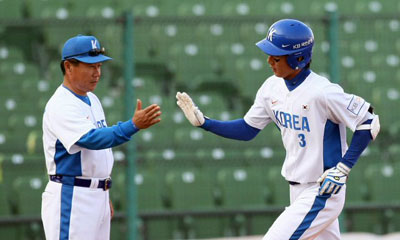 3일 오후 타이완 타이중 인터컨티넨탈 구장에서 열린 2008 베이징올림픽 야구 아시아 예선, 한국-필리핀 경기에서  한국 고영민(오른쪽)이 6회말 2사 1루 상황에서 2점 홈런을 성공 시킨 후 3루 코치와 하이 파이브를 하고 있다. 
