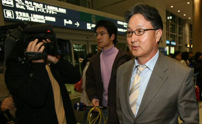 4일 오후 인천 국제공항을 통해 베이징 올림픽 야구 아시아 예선을 마친 야구 대표팀 김경문 감독이 입국하고 있다. 