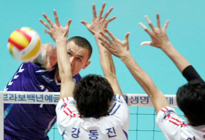 13일 인천도원체육관에서 열린 2007-2008 V리그 남자부, 대한항공-삼성화재 경기에서  삼성화재 외국인 선수 안젤코(왼쪽)가 대한항공 블로킹을 피해 스파이크를 하고 있다. 